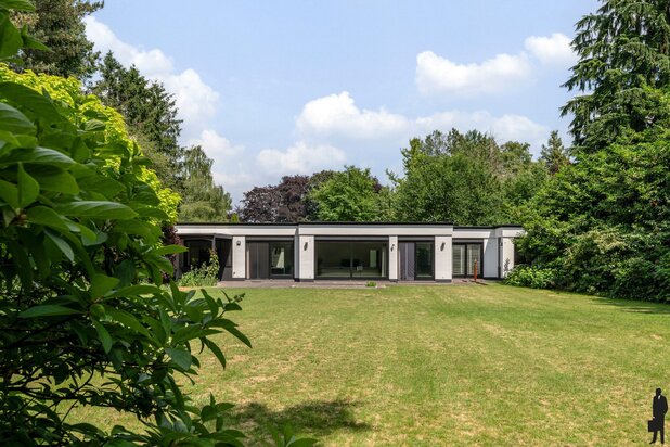 Bosrijk gelegen gelijkvloerse villa op perceel van 2.905m²