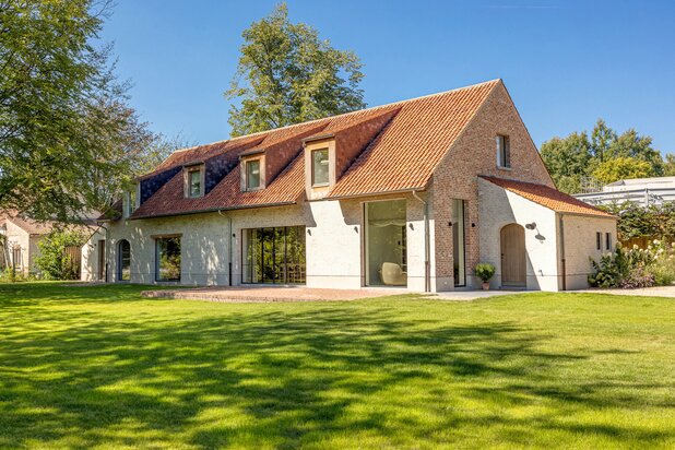 ELEGANTE HOEVE MET OOG VOOR PERFECTIE