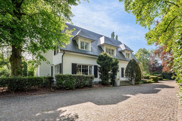 Gerenoveerde villa op domein Hof Van Lachenen te Lier.