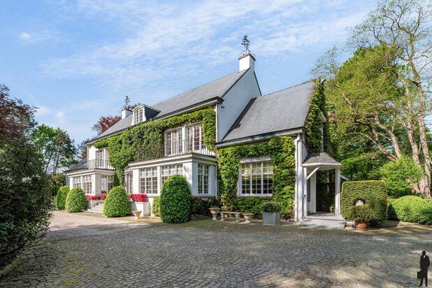 Te renoveren villa op domein Hof Van Lachenen te Lier