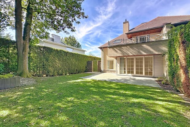 Dolez: Beautiful 3-sided house + garden + garage