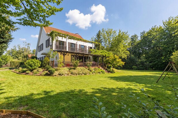 Charming 6-bedroom villa ideally located