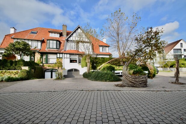 Prachtige karaktervolle villa in hartje Zoute, op enkele stappen van het Dominicanenkerkje en het strand te huur.