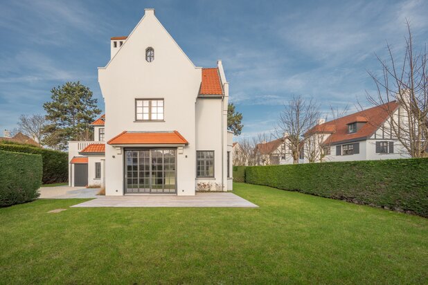 Beautiful villa in charming Zoute style, quietly located within close proximity of the centre…