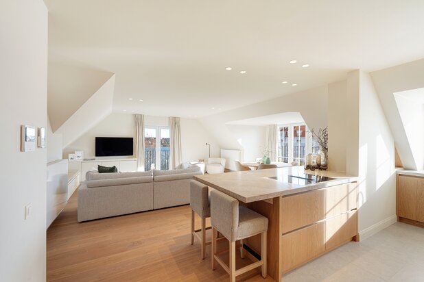 Appartement rénové avec goût et raffinement, doté de 3 chambres, situé au bord du 