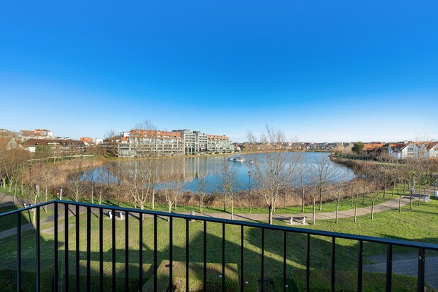 Appartement rénové avec goût et raffinement, doté de 3 chambres, situé au bord du 