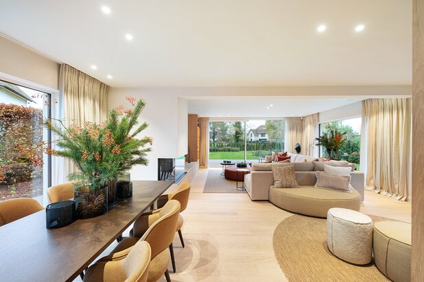 Move-in ready and luxurious villa with 5 bedrooms and garden, quietly located…