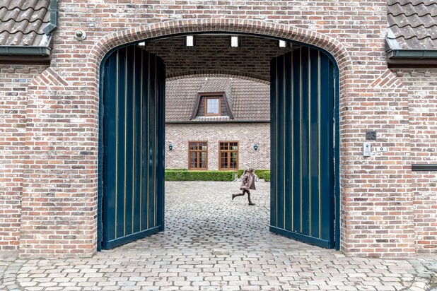 Authentieke vierkantshoeve op een mooi perceel