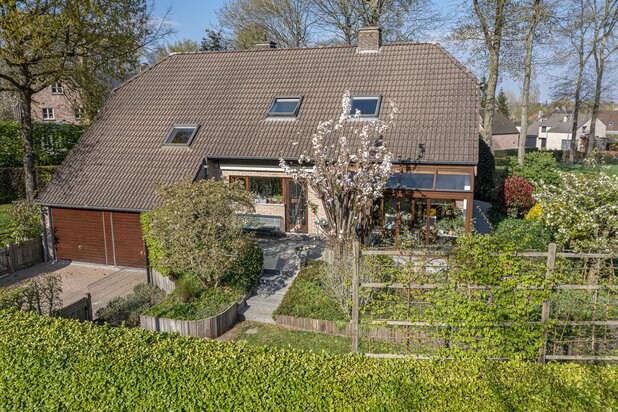 Ruime villa met 5 slk in residentiële en doodlopende straat.