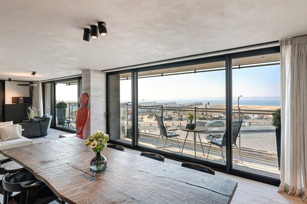 unique apartment with frontal sea view and spacious facade width