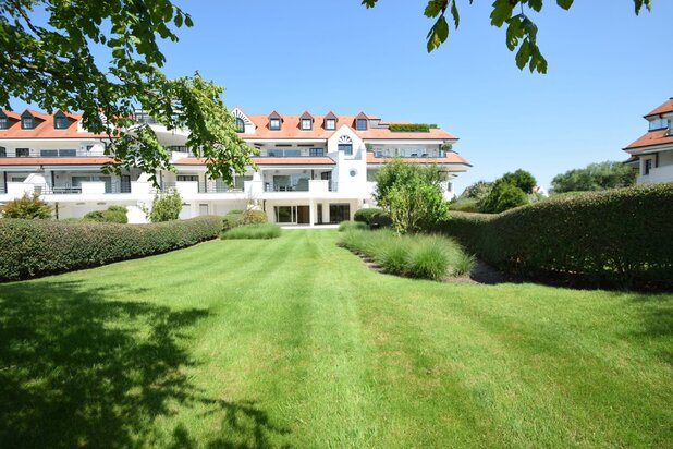 Zonovergoten tuin appartement met groot terras en prachtige tuin gelegen in het exclusieve domein Tennis Gardens.