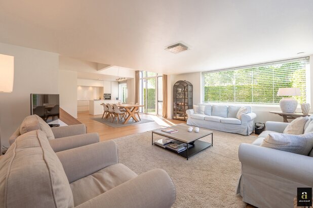 Prachtige, lichtrijke woning vlakbij het pittoreske Oosthoekplein in het Zoute op wandelafstand van de zee en het Zwin.