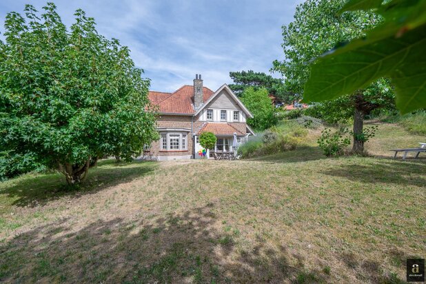 Uiterst charmante villa, rustig gelegen in een verscholen paadje in het Zoute op wandelafstand van de zee.