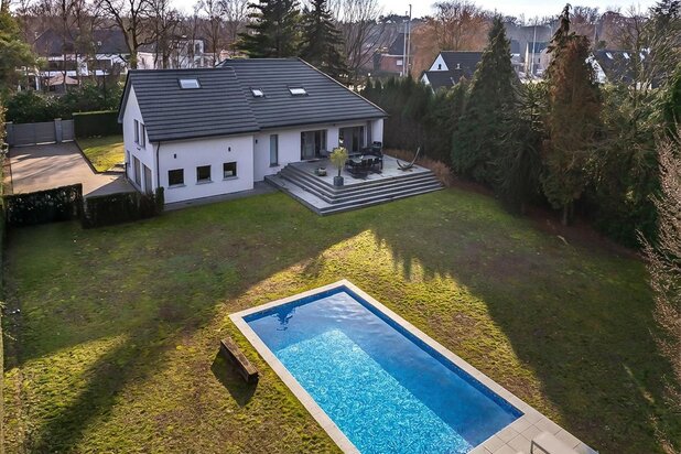 Schilde Bergen: gerenoveerde woning met zwembad en poolhouse