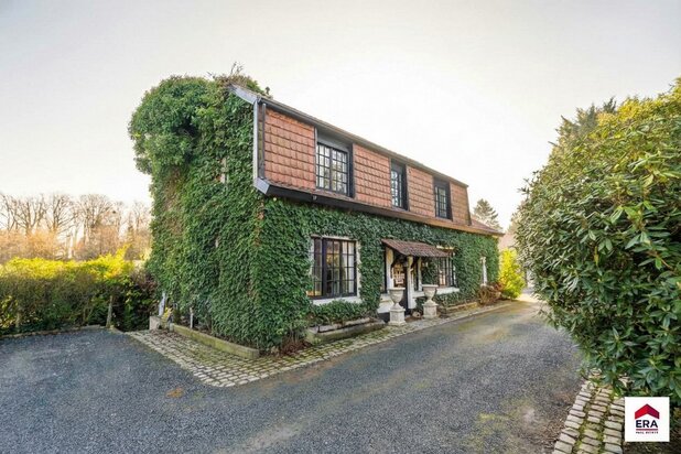 Villa met uitzonderlijke tuin, zwembad en vijver te Beersel!