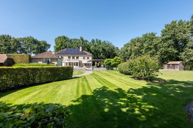 Unieke, recente villa te midden groen op grond van 2.135m²