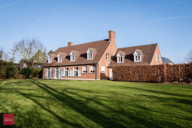 Ruime te renoveren villa op ca. 2.800m²