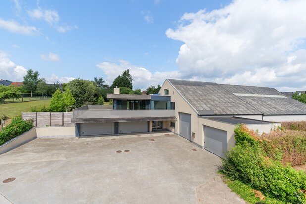 Magazijn met een luxueuze gezinswoning in het landelijke Mater