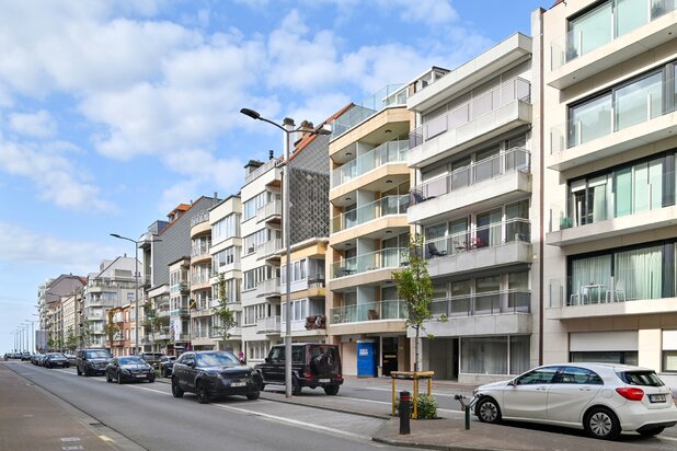 Unique duplex with side sea view and large terraces