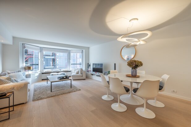 Très bel appartement lumineux avec vue sur mer latérale, près de la Place du Triangle.