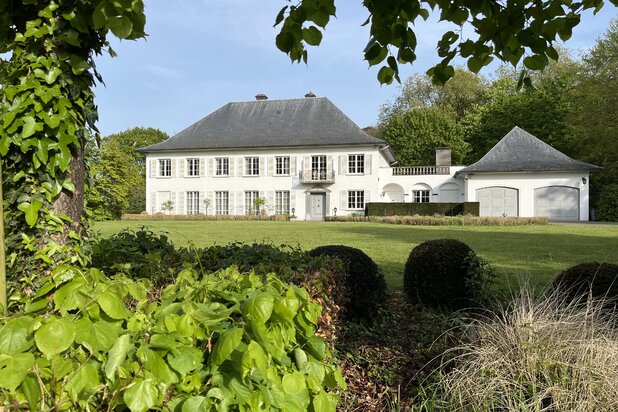 prestigious villa on a beautiful 14,000 m2 plot , only 7 min drive to LEUVEN and AARSCHOT