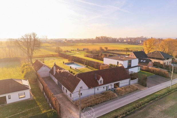 Landelijke villa omgeven door groen 