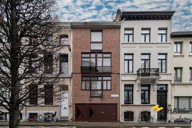 Ruime stadswoning (364 m²) met 7 slaapkamers, 3 badkamers en buitenruimte (30 m²) in Antwerpen (2018).