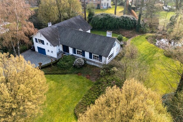 Split-level villa in een gegeerde doodlopende straat.