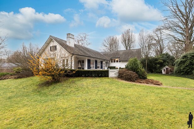 Uitstekend gelegen split-level villa in een gegeerde doodlopende straat.