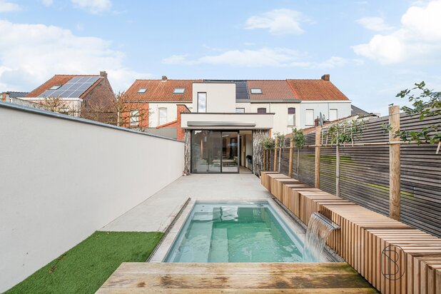 Maison neuve de qualité avec une finition élégante