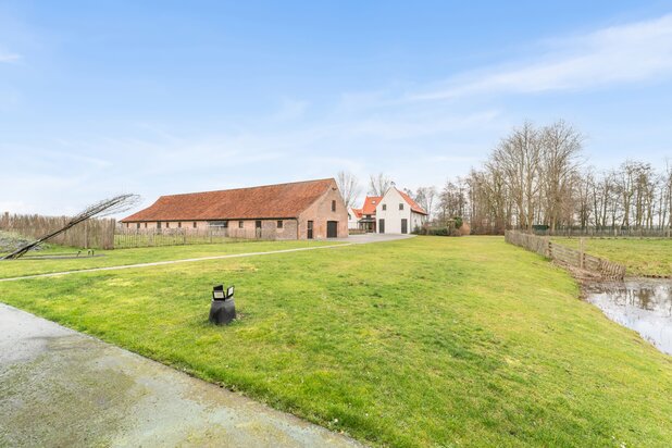 Abdijhoeve Klein Schoonhoeve - Woning met monumentale schuur 