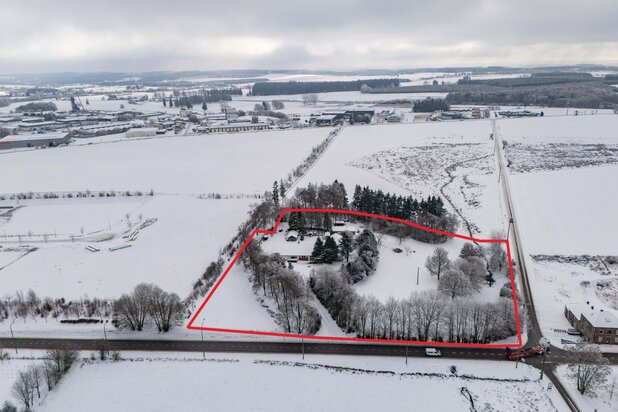 Propriété de plain-pied sur 1,5 hectare en zone d'habitat