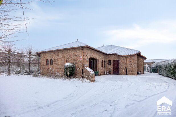 Veelzijdige villa in doodlopende straat te koop in Lommel