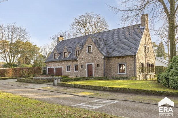 Zeer ruime klassieke villa te koop in Lommel