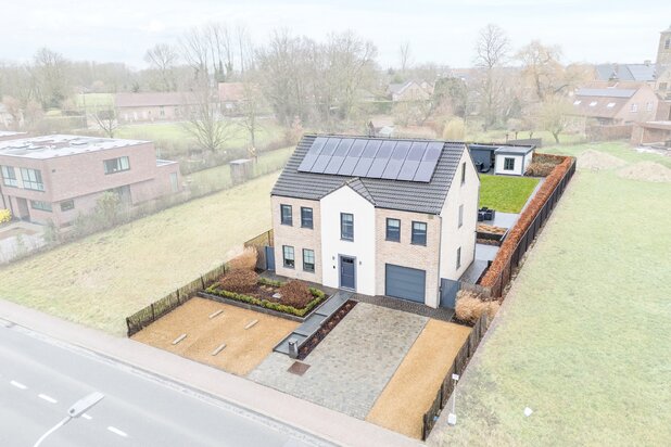 Villa de campagne entourée de verdure