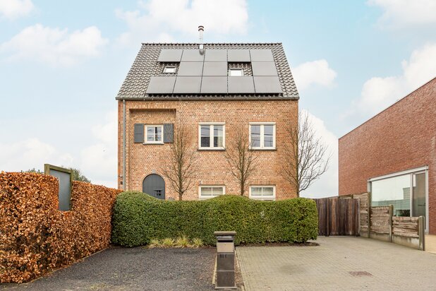 Knap afgewerkte woning met 5 slaapkamers in Hoogstraten.