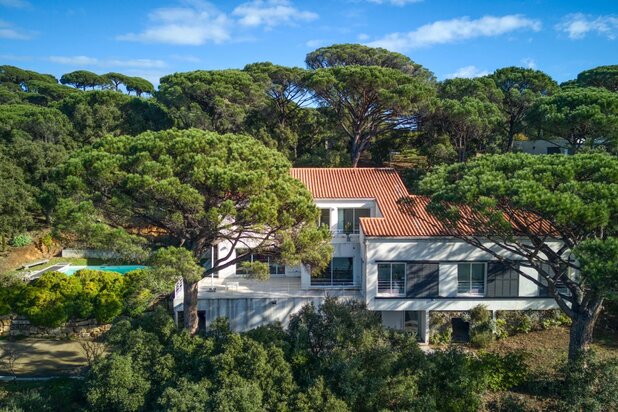 Villa d'architecte, située sur les hauteurs de Gigaro, au sein du secteur très recherché de la Croix-Valmer