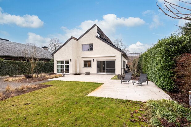 Ruime villa in rustige straat met prachtige zuid-west tuin