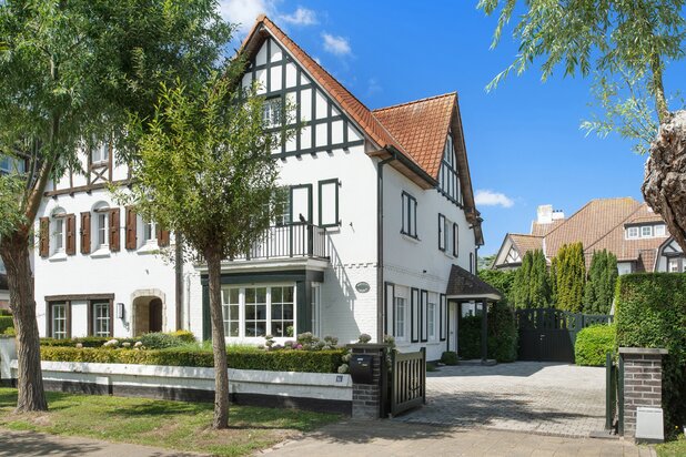 Charming house for sale in the Zoute Albert Square