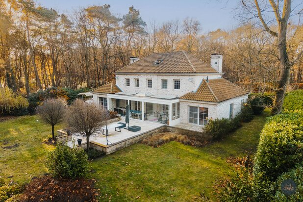 Riante villa op toplocatie in het groen met privé-bos