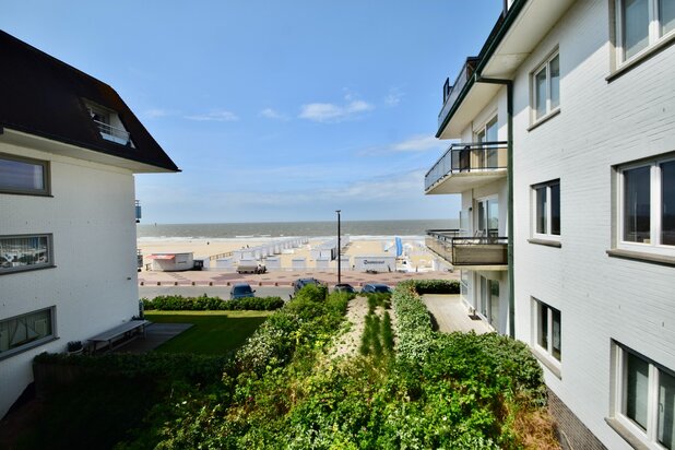 Luxueus gerenoveerd hoekappartement met zeezicht vlakbij de wandeldijk in het Zoute.