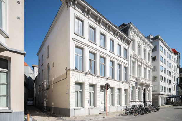 Impressionnant hôtel particulier avec volume habitable imposant, piscine et possibilités de stationnement