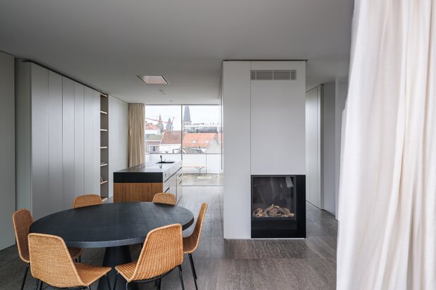 High-end duplexpenthouse met drie terrassen, gelegen in een architecturaal hoogstaand gebouw naar ontwerp van Element Architecten.