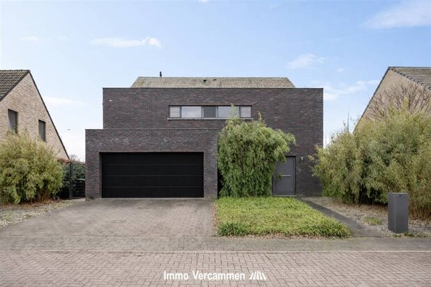 Recente villa met 4 slpks en zwembad, gunstig gelegen te Duffel