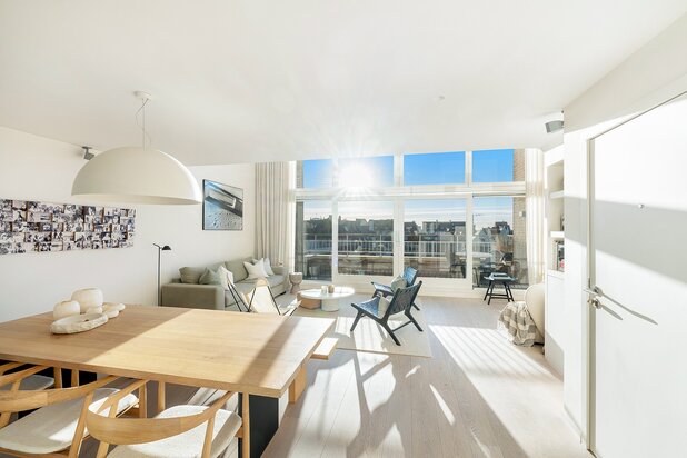 Appartement spacieux de 4 chambres, proche de la mer et du RBSC à Duinbergen.