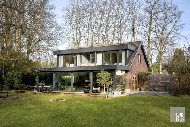 Stijlvolle jaren 50-villa, discreet gelegen op een perceel van 2.235 m²
