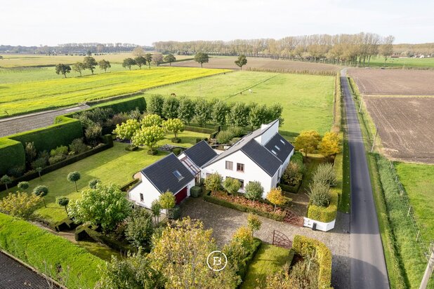 Villa met loodsen in Damse polders