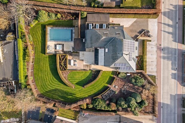 Vaste de haut standing avec espace de pratique et magnifique jardin.