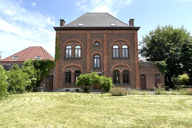 Charming TOWNHOUSE with BEAUTIFUL GARDEN!