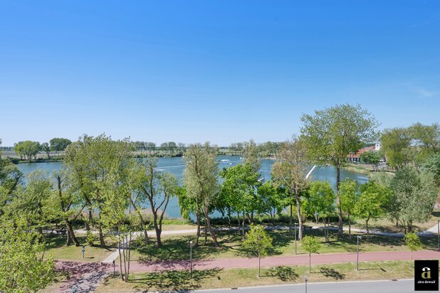 Sunny Penthouse with Lake Views in Duinenwater.